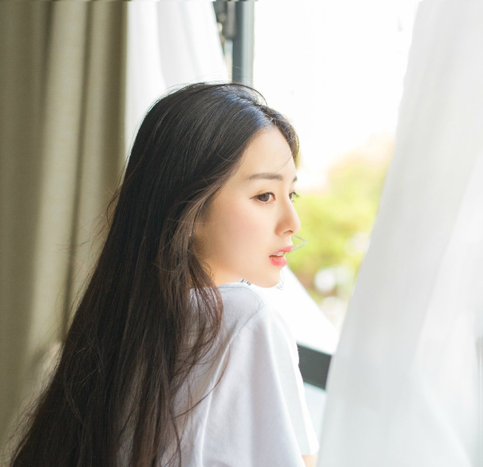 面对人生，与其防守，不如进攻，等待着别人为我们提供意义及价值上的安全感，不如自己去追寻———拿人生去冒险更为合理，就像与其我们等待一个爱人找我们，不如我们主动去找他们。被追求的苦恼在于，追求我们的人，多半不是我们所愿意的，我们可以去追求我们认为理想的人。坐等一切来临更像植物。——韩寒《所有人问所有人》